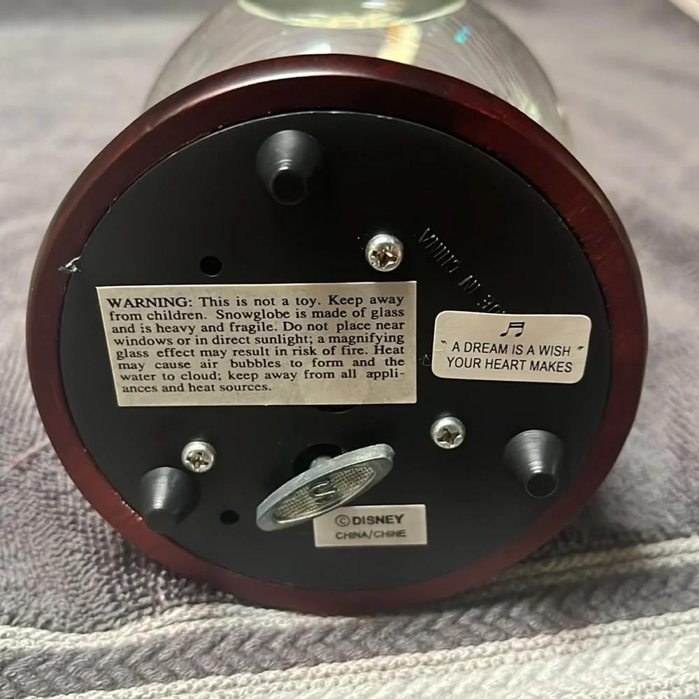 Walt Disney World Castle "A Dream Is A Wish Your Heart Makes" Snow Globe - Picture 4 of 4